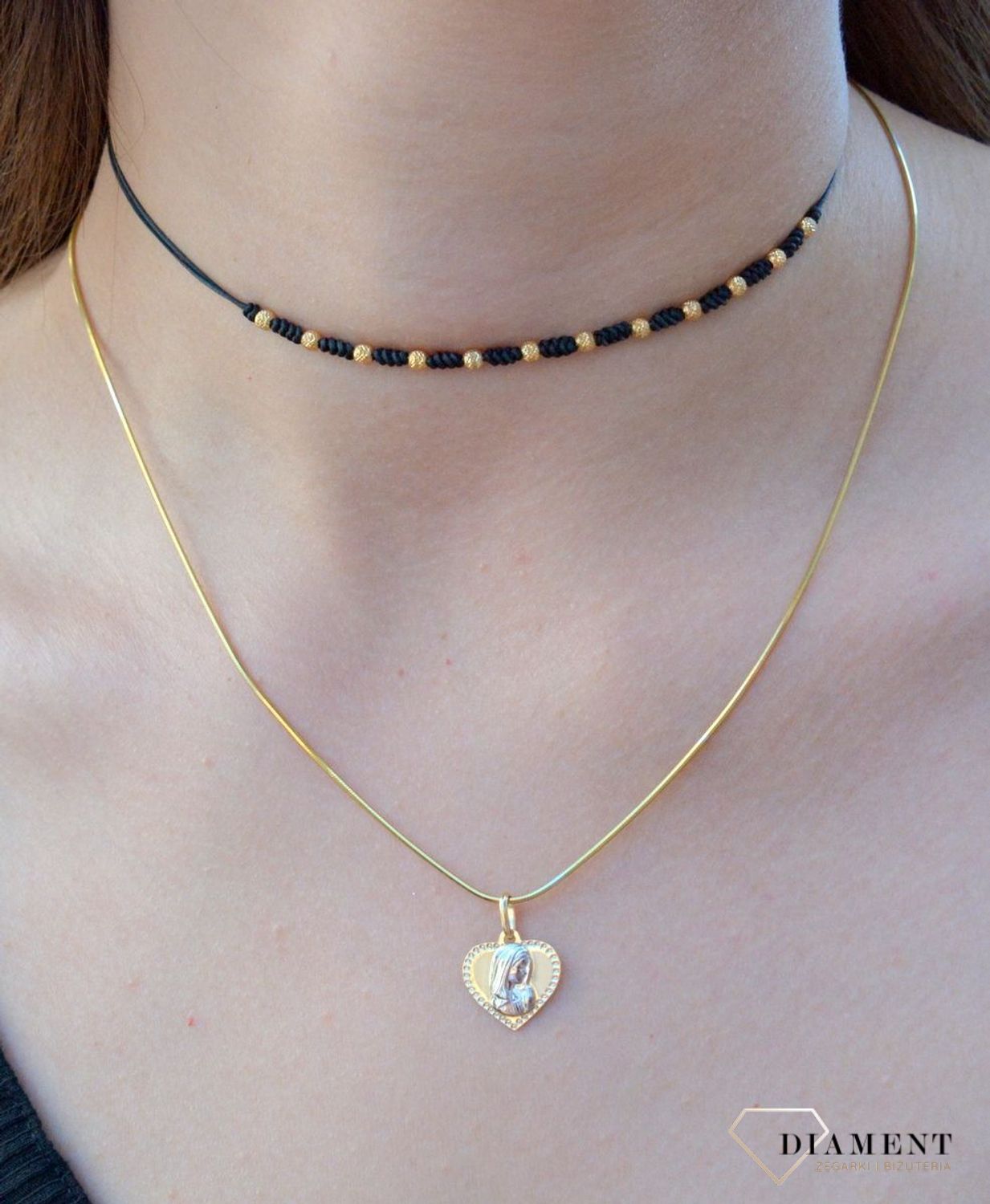 Złota zawieszka 333 medalik wizerunek Matka Boska ZA 3781A 333. Piękny medalik o bogatej symbolice religijnej. Religijną biżuterię wykonano z 8-karatowego żółtego i białego złota, kruszcu od wielu setek lat symbolizującego d.jpg